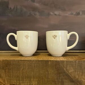 Set of 2 Vintage POTTERY BARN Bee 🐝 Embossed Coffee Tea Mugs